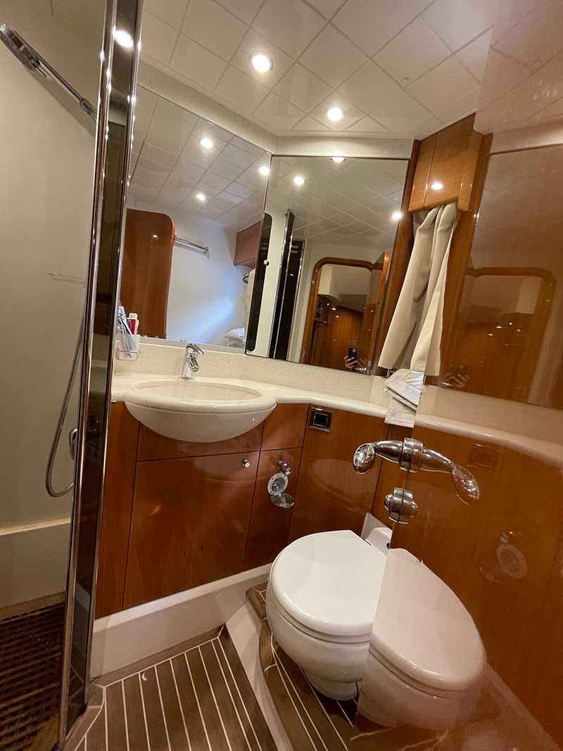 Bagno master con doccia separata e finiture in legno.