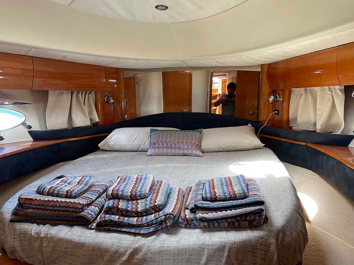 Cabina master con asciugamani Missoni e oblò laterali.
