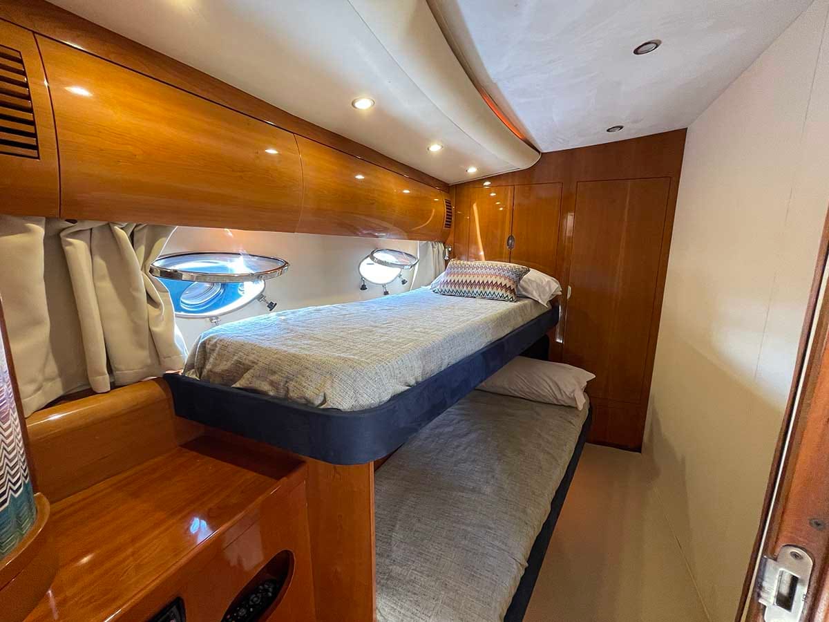 Cabine con letti a castello.