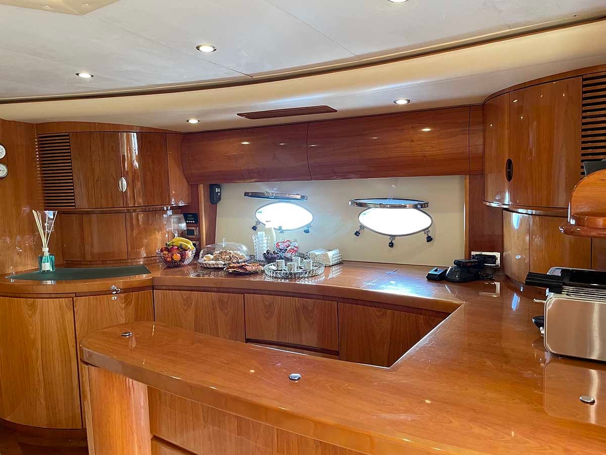 Cucina (galley) del Princess V65 con elettrodomestici di ultima generazione.