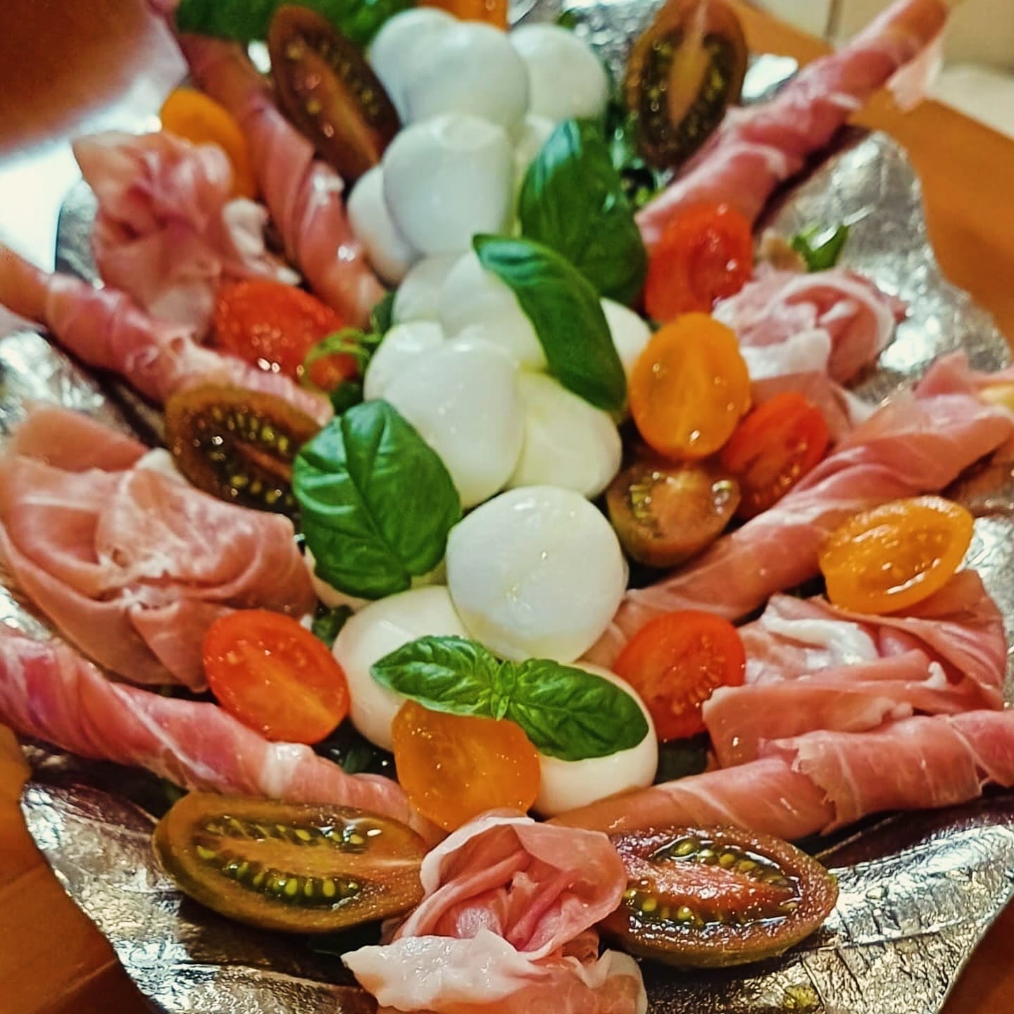 Tavolo con vino e cibo a bordo.