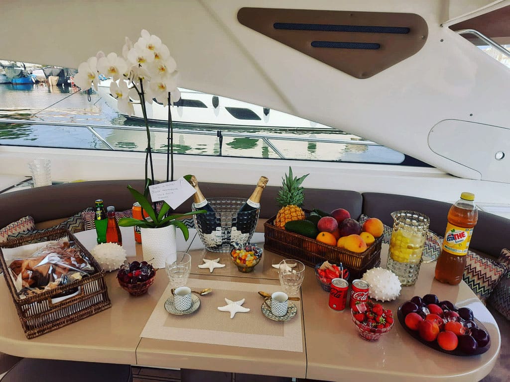 Tavola di benvenuto con antipasti e champagne in pozzetto.