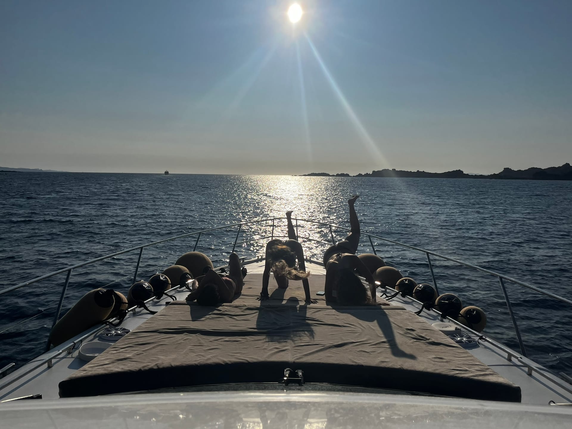 Sessione di yoga sul ponte del Princess V65 all’alba.
