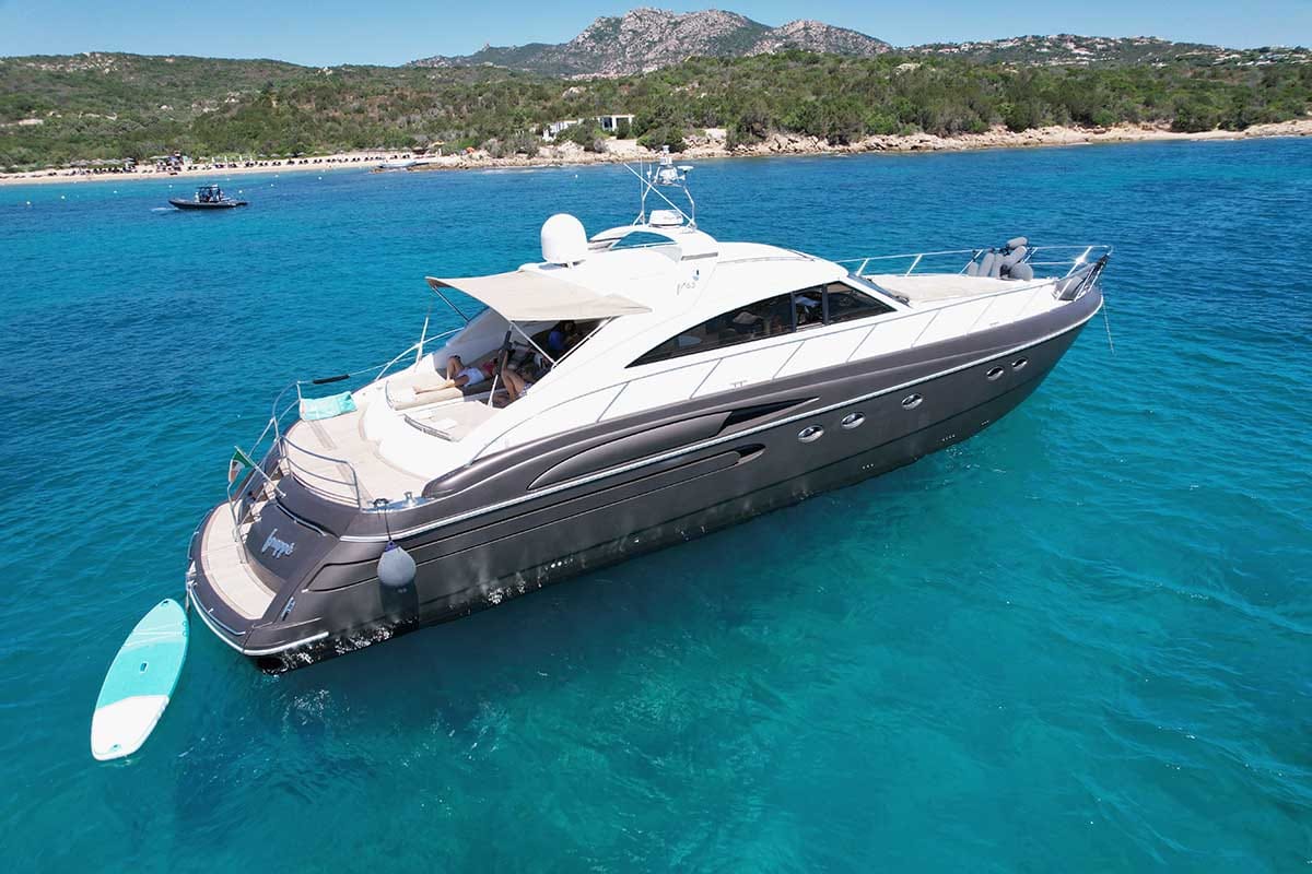 M/Y Frappe — Princess V65 Hardtop, ormeggiato a Cala Galera.