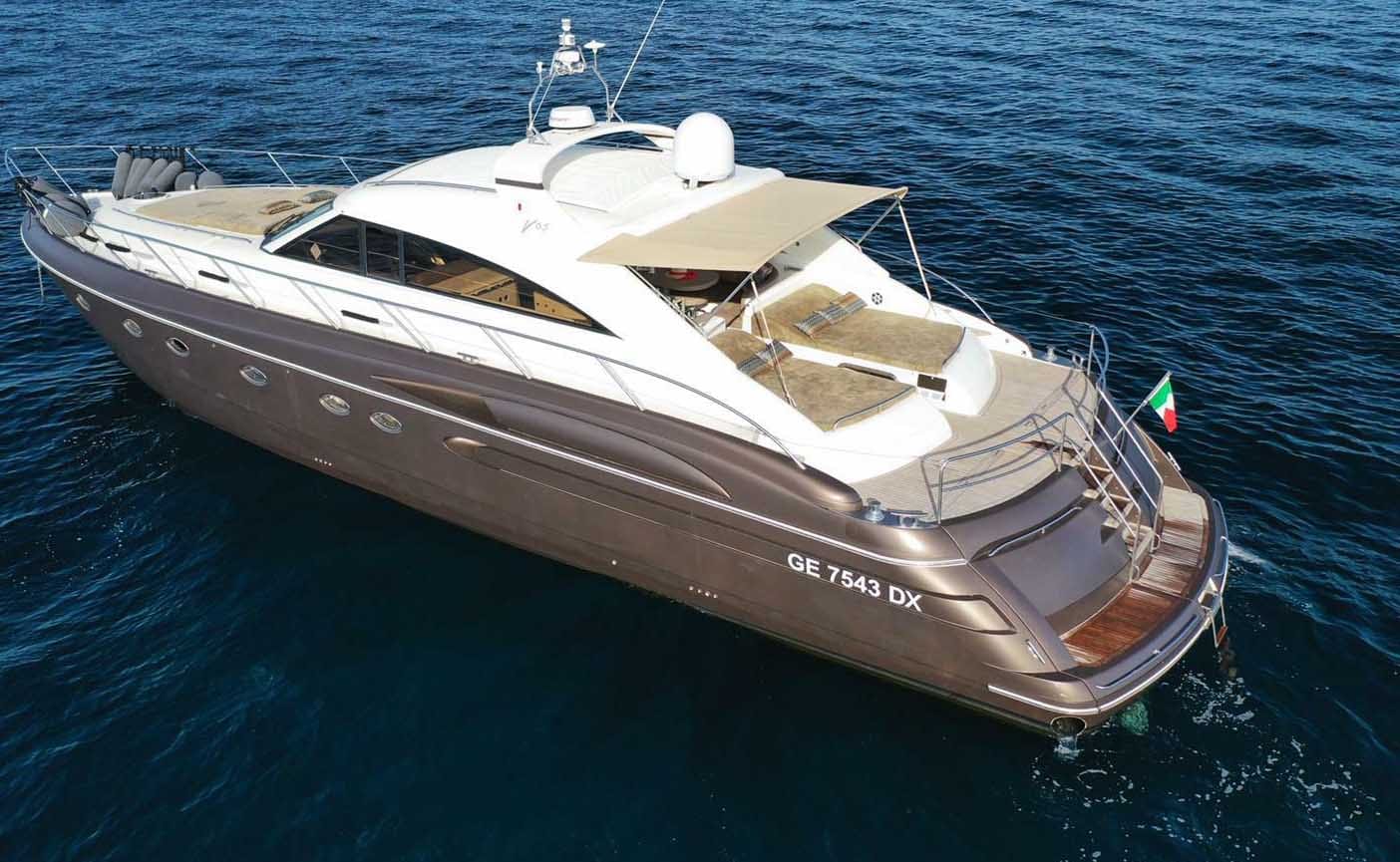 Princess V65 ancorato in acque cristalline.