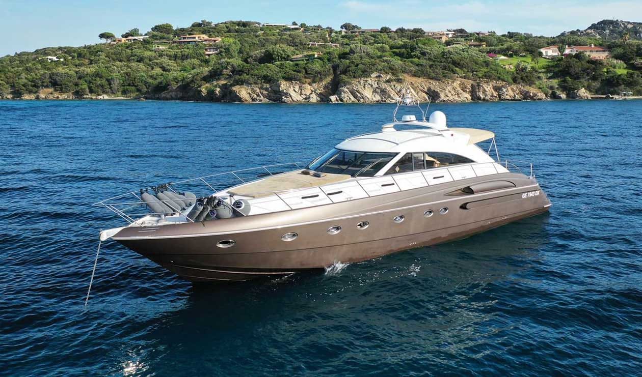 M/Y Frappe ancorato davanti a una falesia rocciosa.