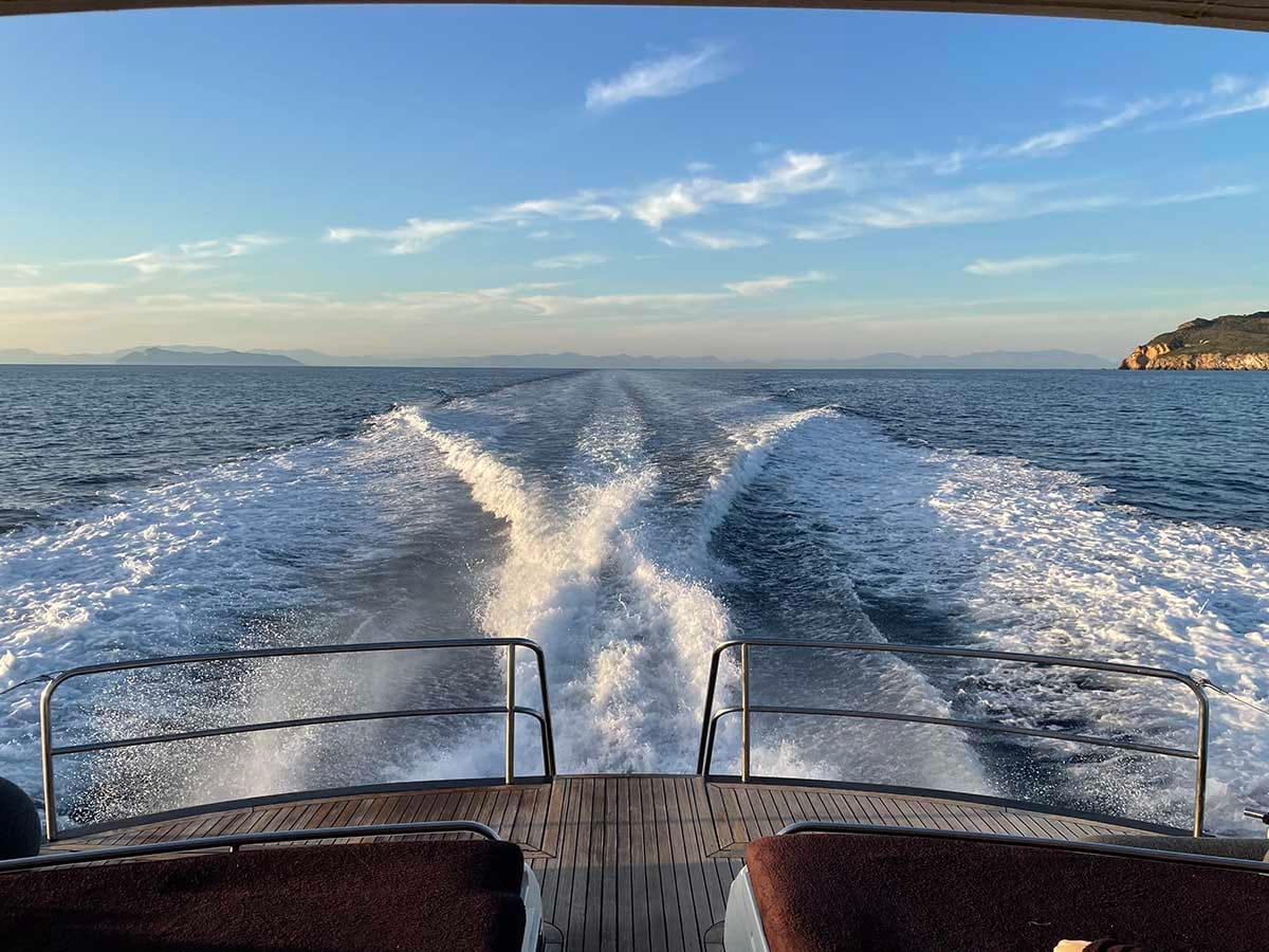 Pozzetto del Princess V65 con tavolo per 10 persone.