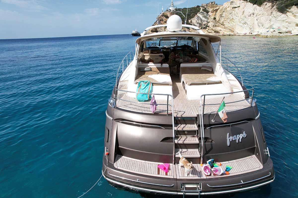 Poppa del Princess V65 'Frappé' con bandiera italiana.