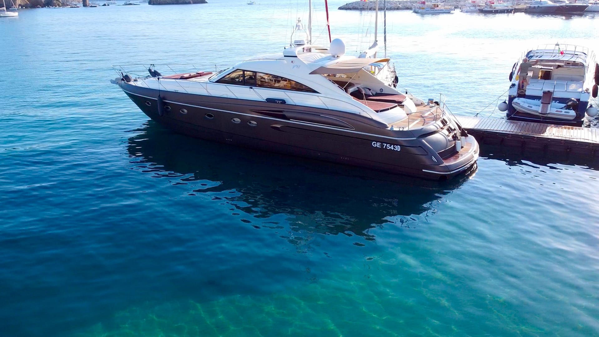 M/Y Frappe ormeggiata al porto, vista poppa.
