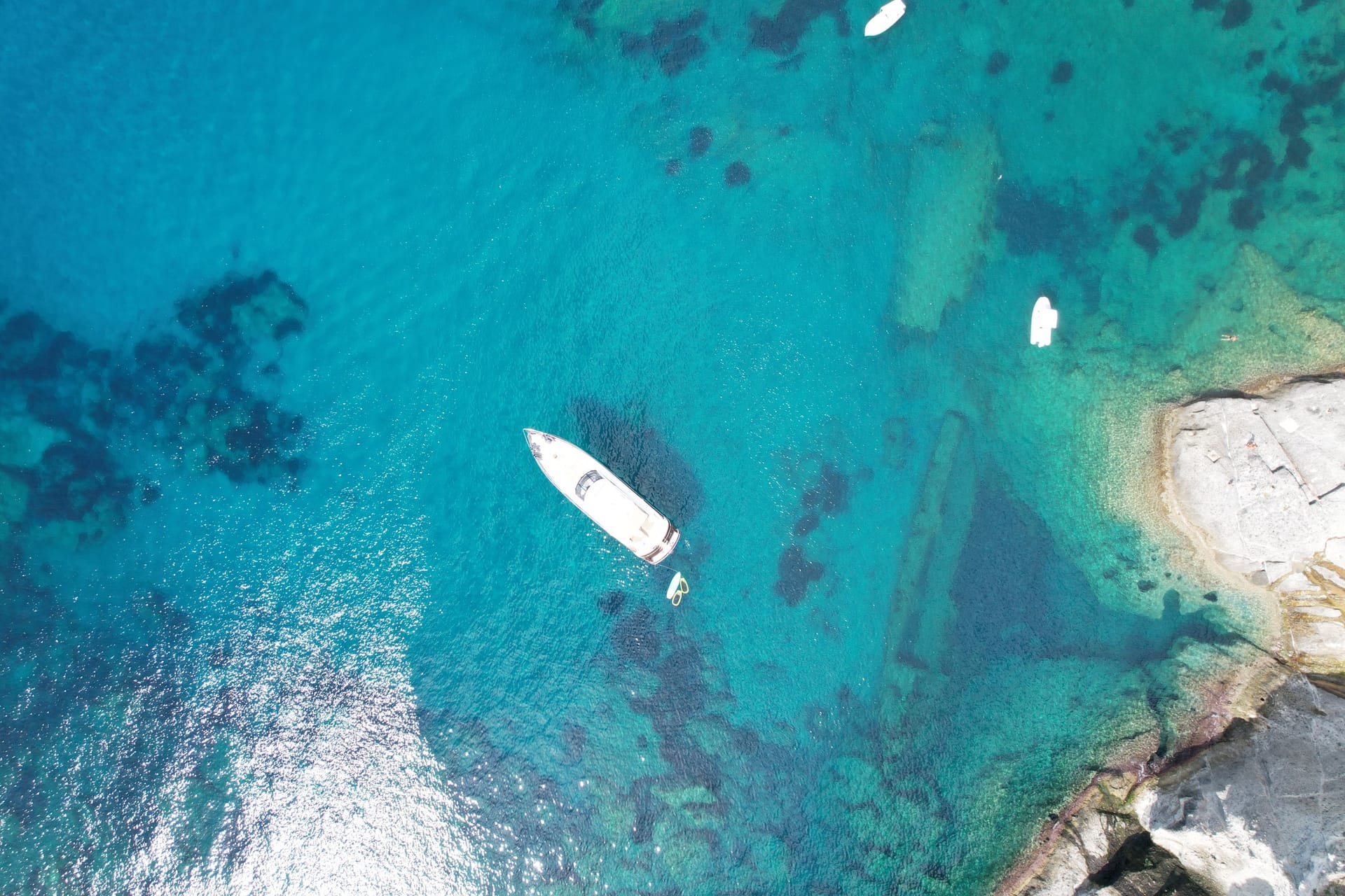 Vista dall’alto di M/Y Frappe in baia con altri yacht.