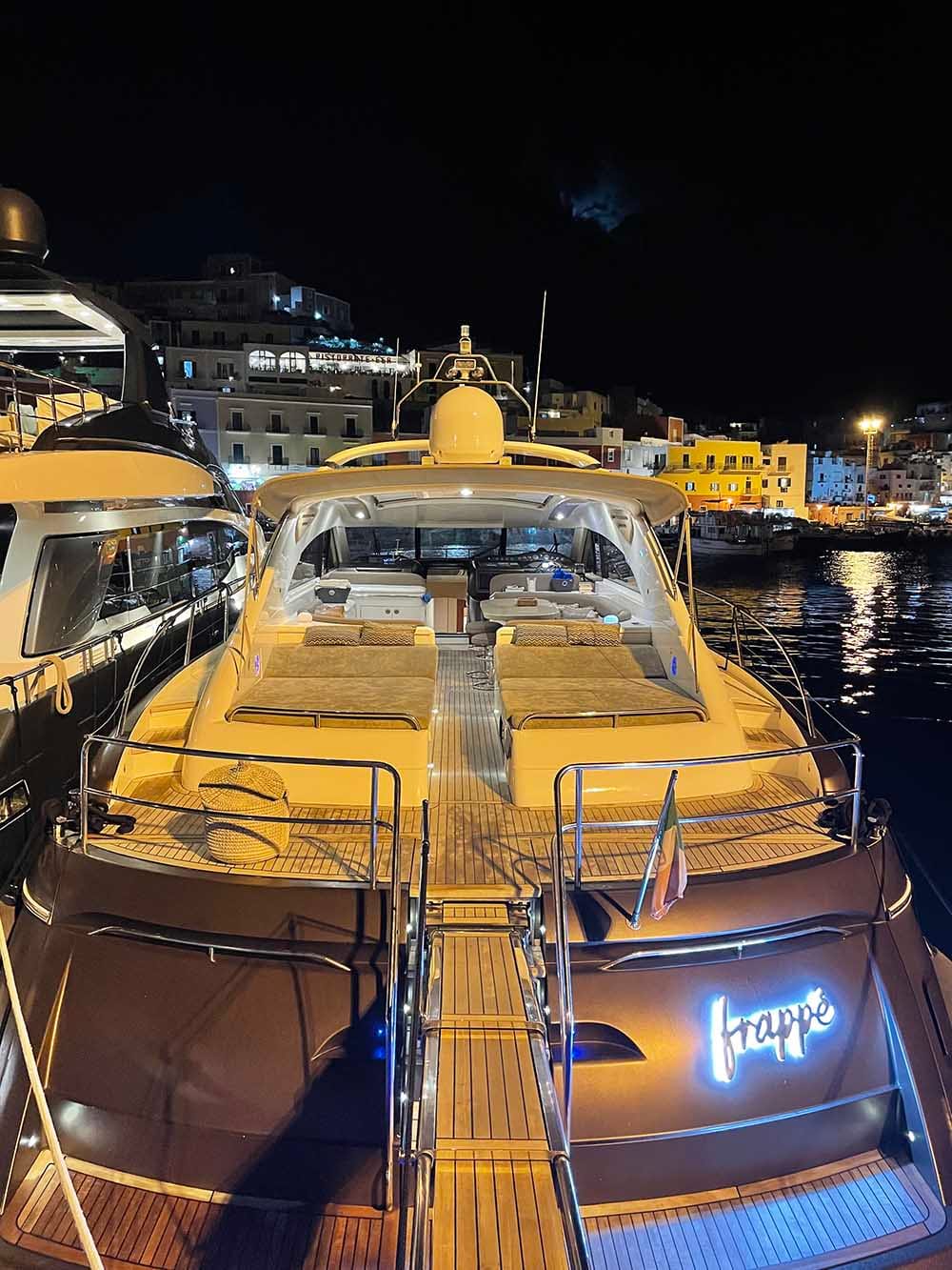 Pozzetto del Princess V65 con illuminazione notturna.